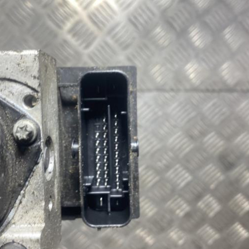 Bloc ABS (freins anti-blocage) VOLKSWAGEN POLO 4 Photo n°8