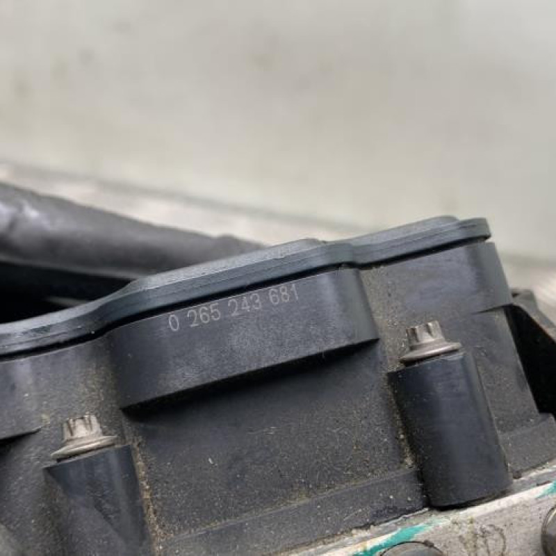 Bloc ABS (freins anti-blocage) DACIA DUSTER 1 Photo n°4