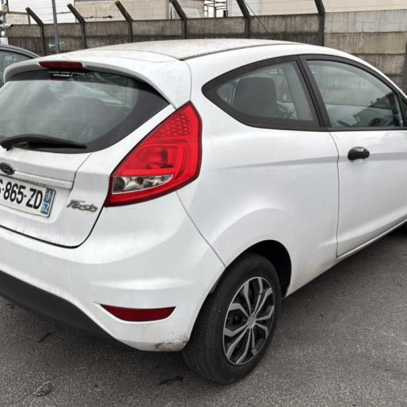 Anti brouillard arriere gauche FORD FIESTA 6 Photo n°8