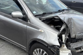 Attache ceinture avant gauche TOYOTA YARIS 1