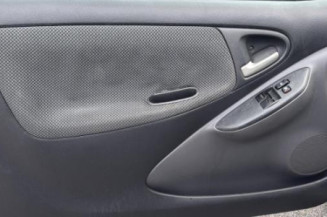 Attache ceinture avant gauche TOYOTA YARIS 1