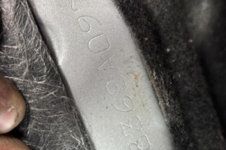 Attache ceinture avant gauche TOYOTA YARIS 1