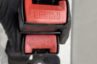 Attache ceinture arriere droit RENAULT CLIO 2