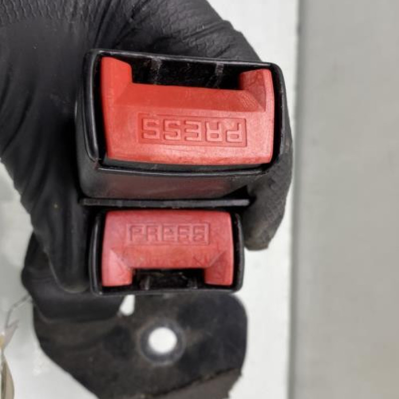 Attache ceinture arriere droit RENAULT CLIO 2 Photo n°3