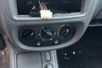 Attache ceinture arriere droit RENAULT CLIO 2