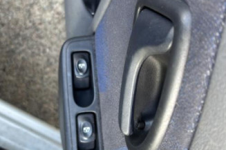 Attache ceinture arriere droit RENAULT CLIO 2