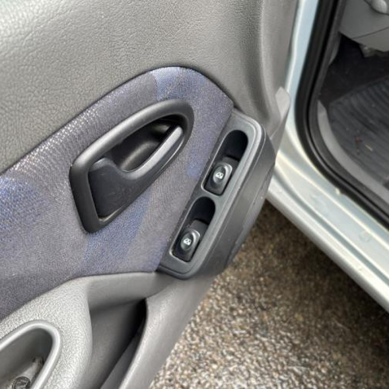 Boitier air bag RENAULT CLIO 2 Photo n°15