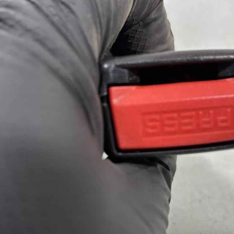 Attache ceinture arriere gauche RENAULT TWINGO 2 Photo n°4