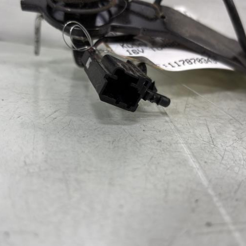 Attache ceinture arriere droit FORD KUGA 2 Photo n°4