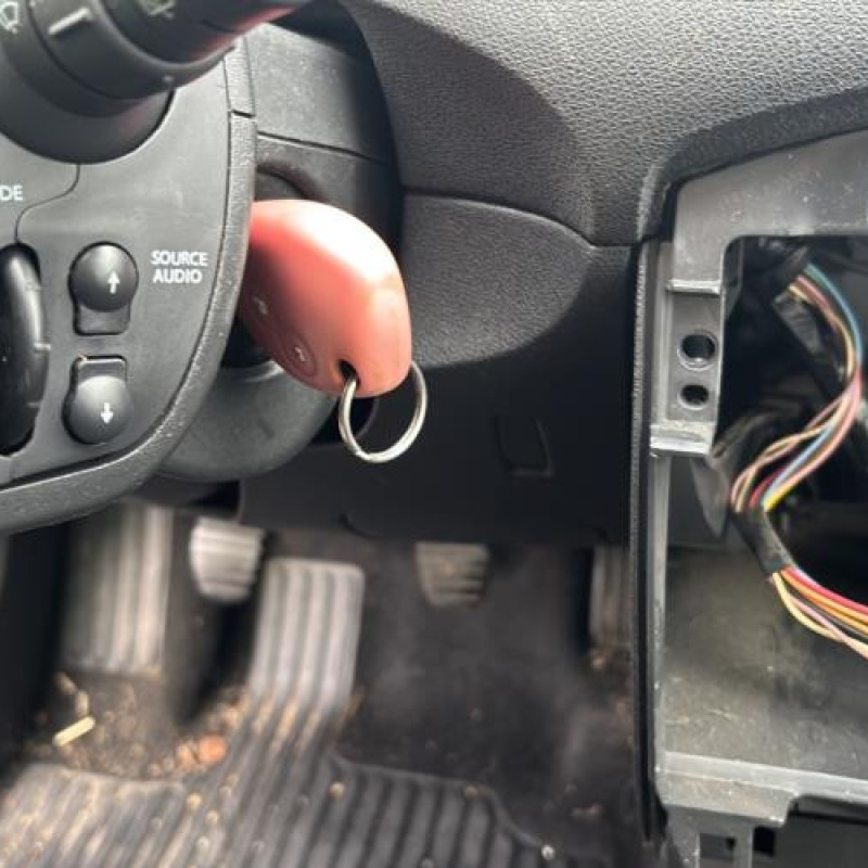 Attache ceinture arriere gauche RENAULT CLIO 3 Photo n°20