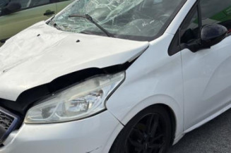 Attache ceinture avant gauche PEUGEOT 208 1