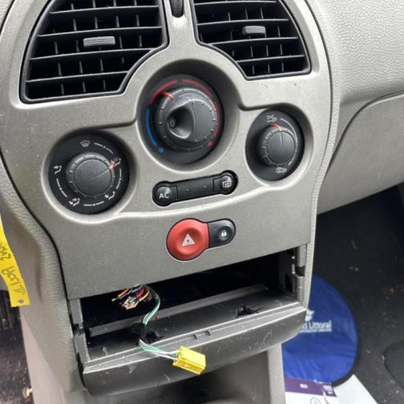 Attache ceinture avant gauche RENAULT MODUS Photo n°9