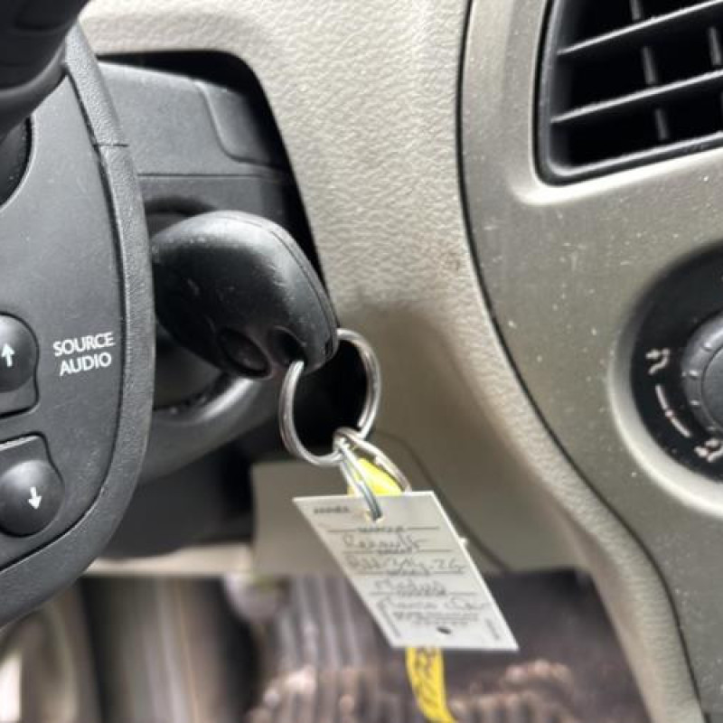 Attache ceinture avant gauche RENAULT MODUS Photo n°17