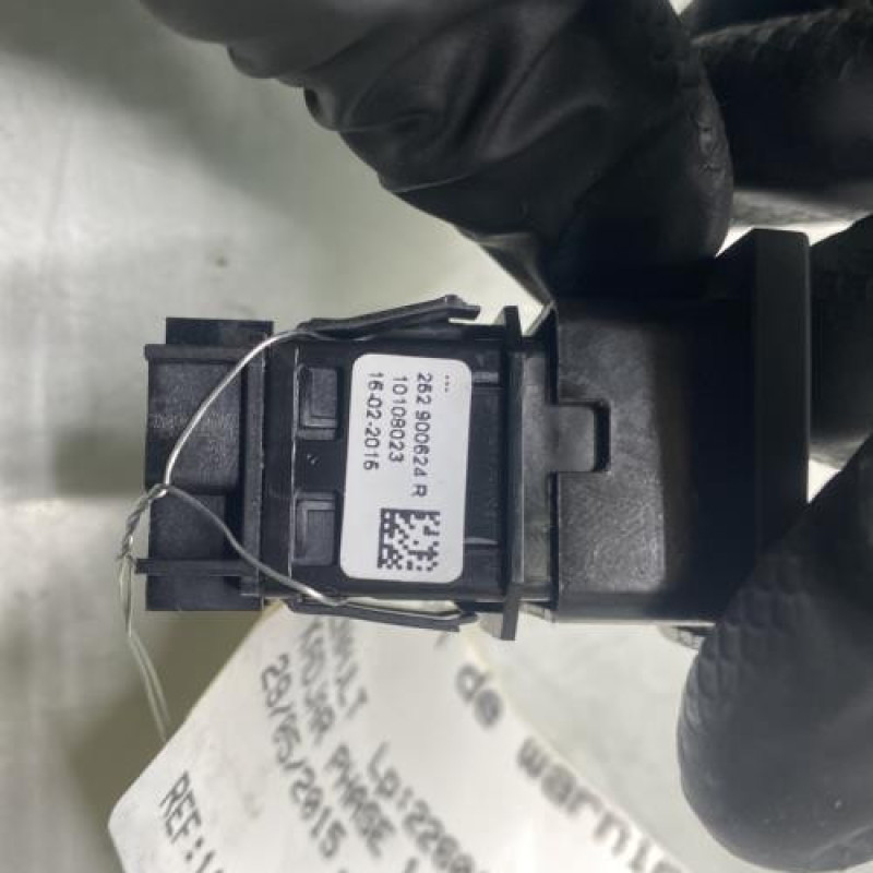 Bouton de warning RENAULT KADJAR Photo n°4