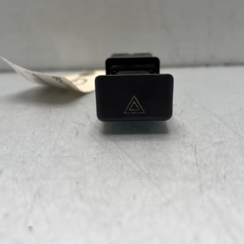 Bouton de warning RENAULT SUPER 5 Photo n°1