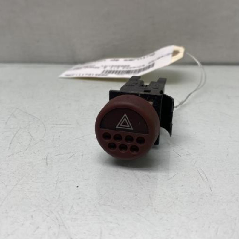 Bouton de warning PEUGEOT 106 Photo n°1