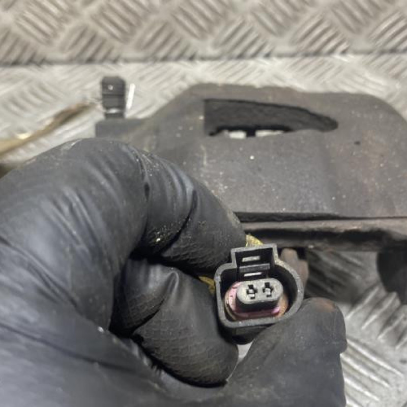 Etrier avant gauche (freinage) VOLKSWAGEN POLO 4 Photo n°2