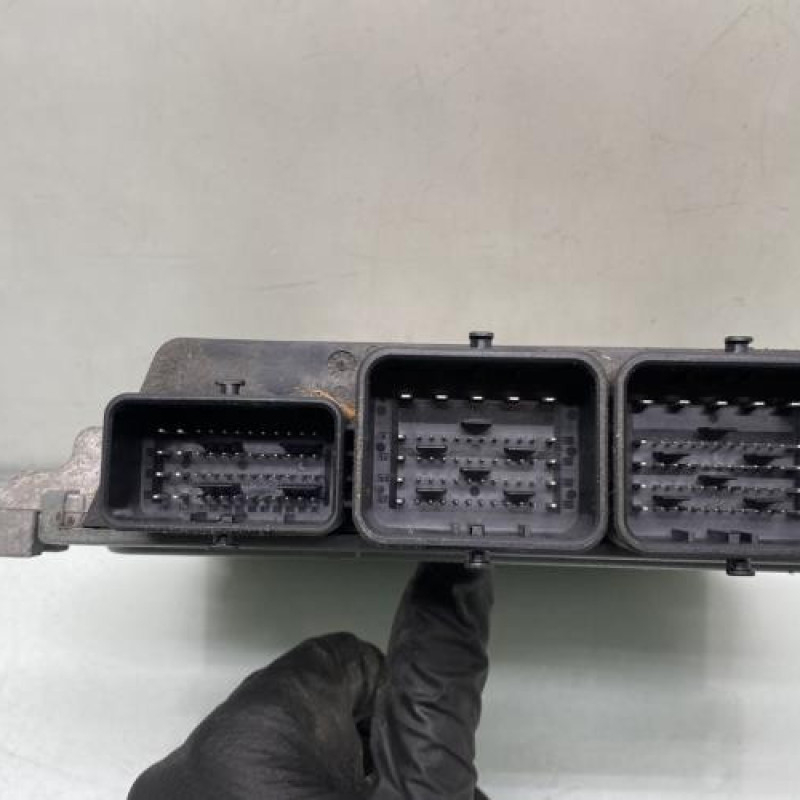 Calculateur moteur PEUGEOT 5008 1 Photo n°3