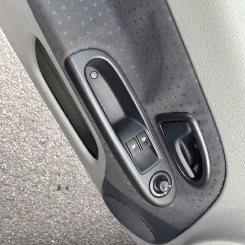 Poignee porte avant gauche RENAULT CLIO 2 Photo n°13