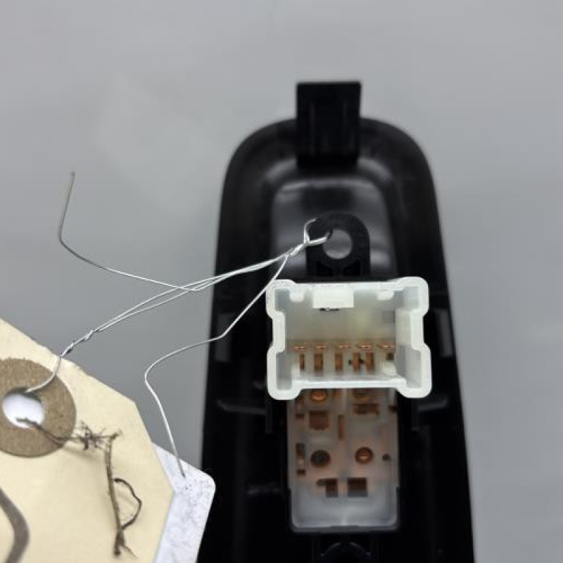 Interrupteur de leve vitre arriere gauche RENAULT KADJAR Photo n°5