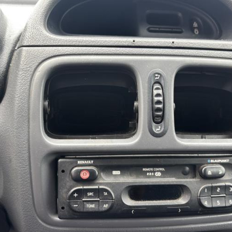 Moteur essuie glace arriere RENAULT CLIO 2 Photo n°17