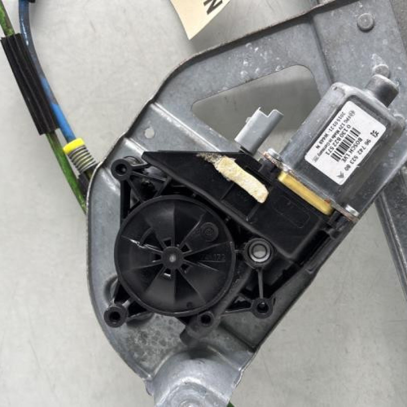 Leve vitre electrique avant droit PEUGEOT 208 1 Photo n°8