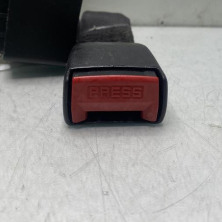 Attache ceinture arriere droit RENAULT CLIO 2