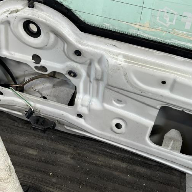 Malle/Hayon arriere RENAULT CLIO 2 Photo n°9