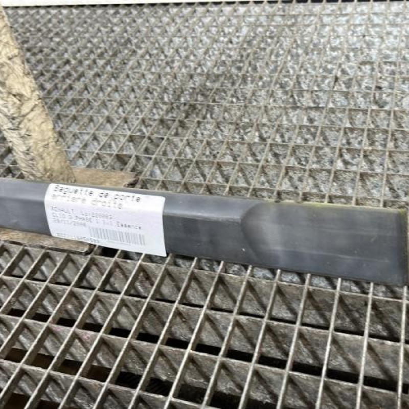 Baguette de porte arriere droite RENAULT CLIO 3 Photo n°3