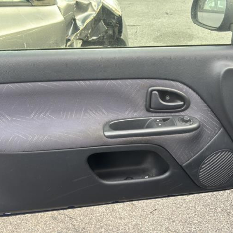 Feu arriere stop central RENAULT CLIO 2 Photo n°17