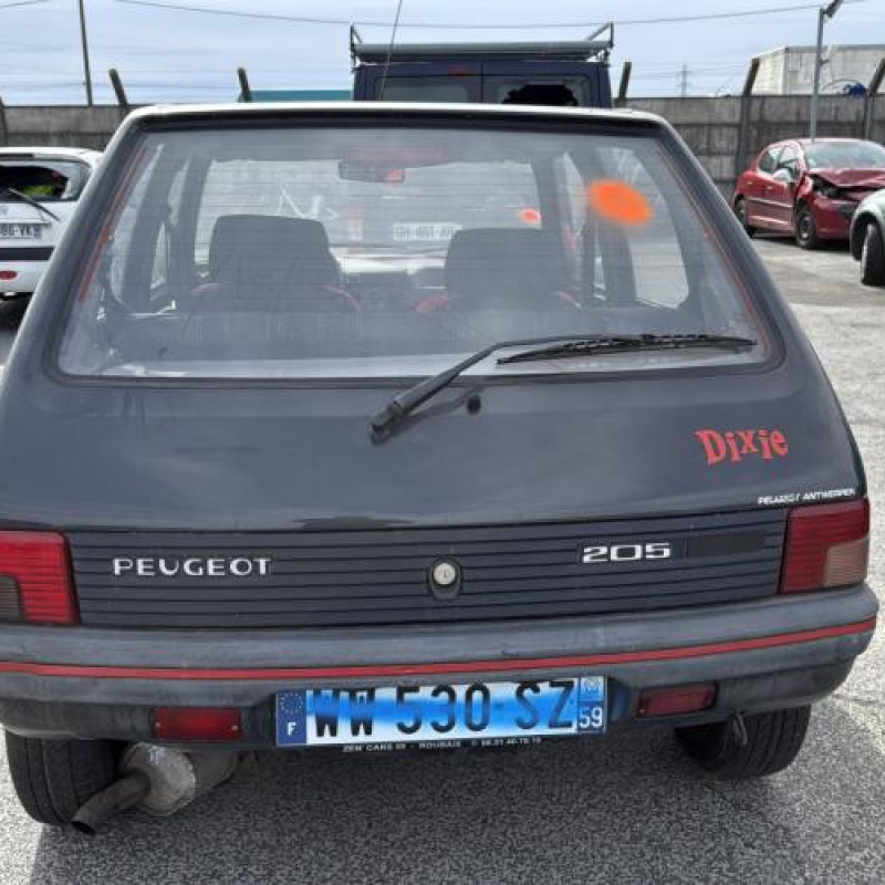 Verin de coffre PEUGEOT 205 Photo n°9