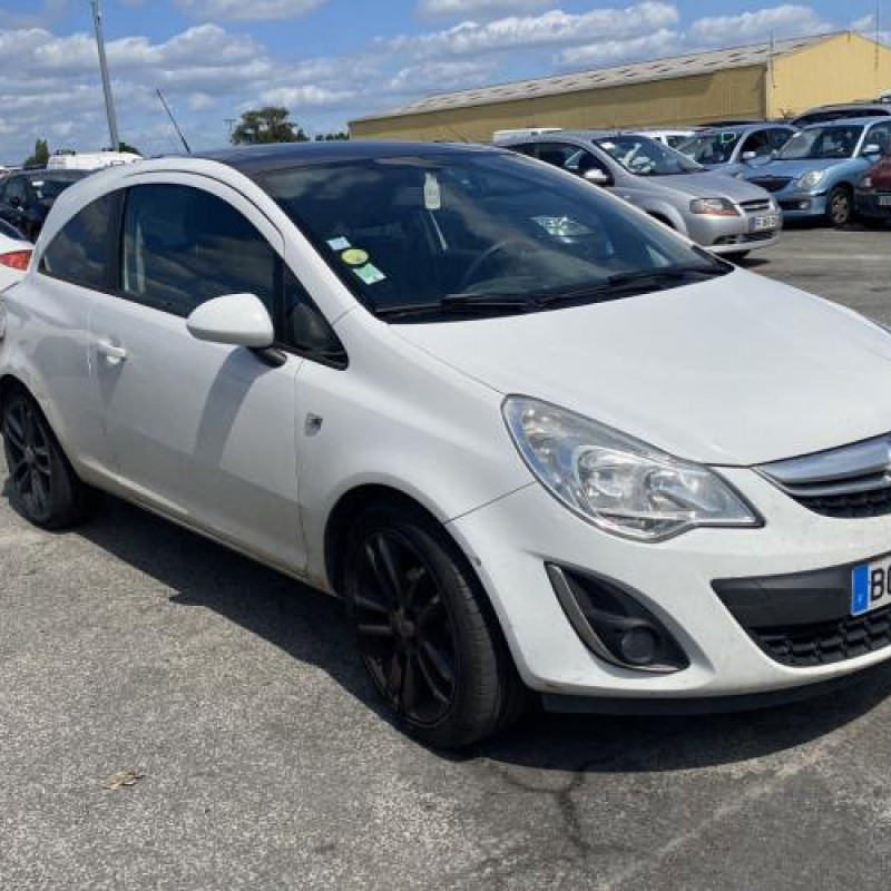 Feu arriere stop central OPEL CORSA D Photo n°6