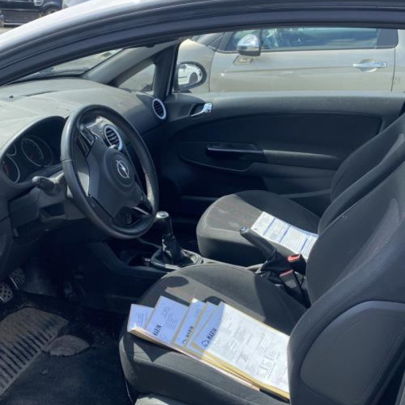 Feu arriere stop central OPEL CORSA D Photo n°9