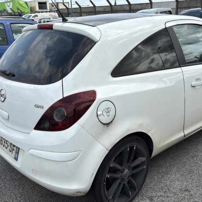 Feu arriere stop central OPEL CORSA D Photo n°17