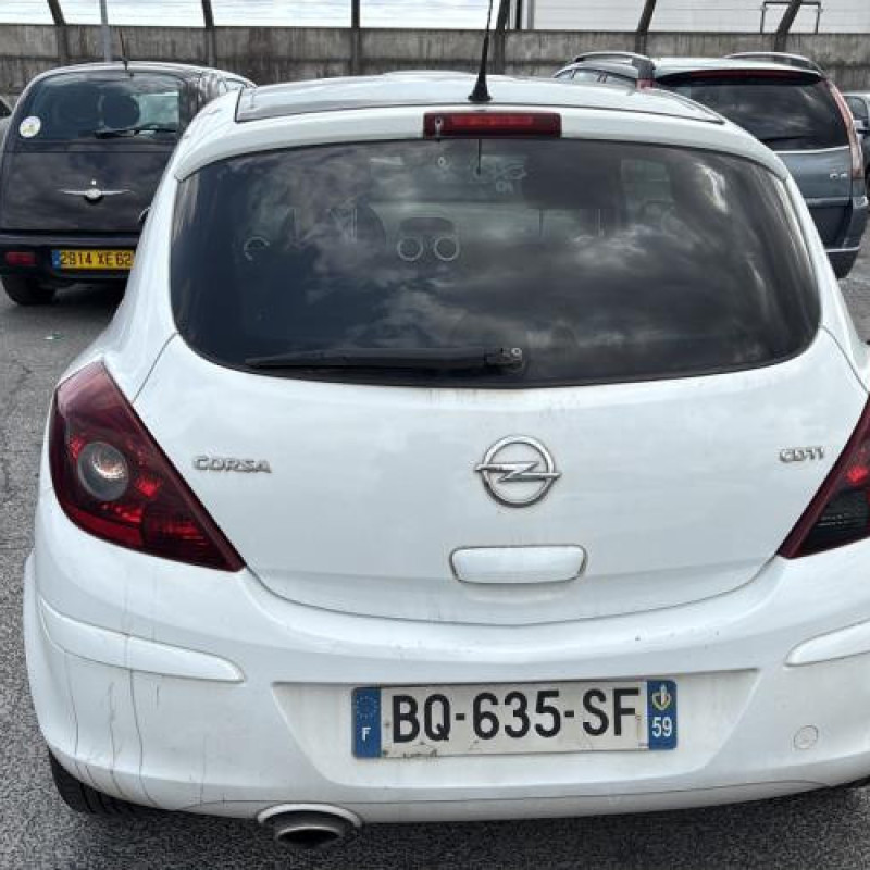 Feu arriere stop central OPEL CORSA D Photo n°18