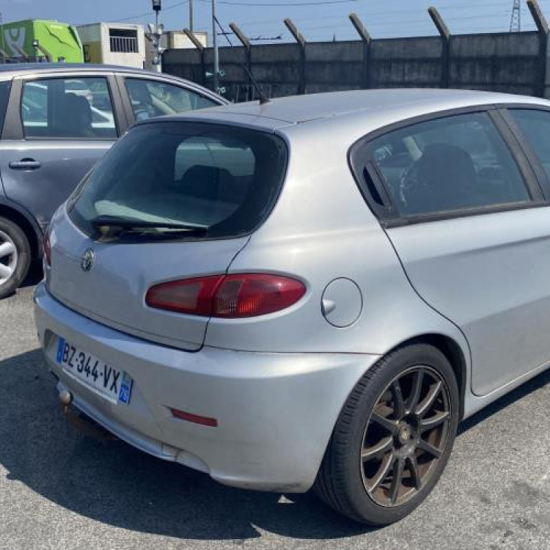 Feu arriere secondaire gauche (feux) ALFA ROMEO 147 Photo n°8