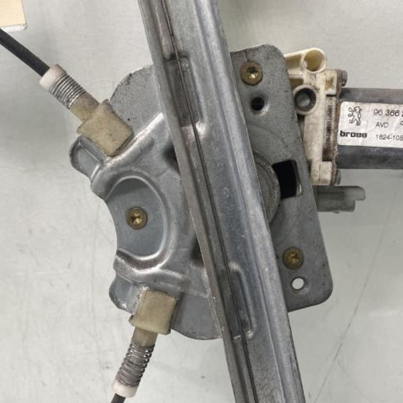 Leve vitre electrique avant droit PEUGEOT 206 Photo n°8