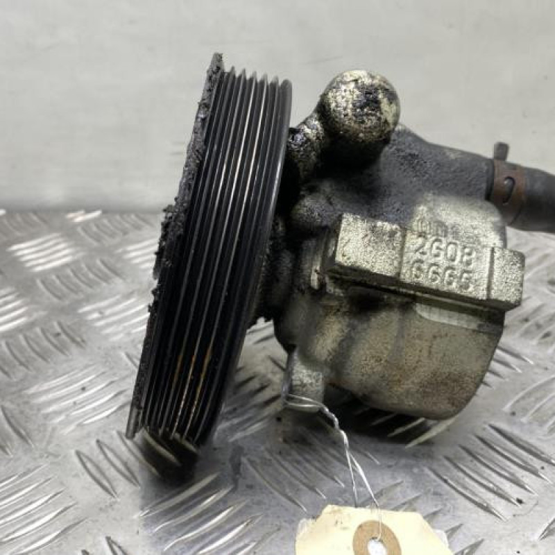 Pompe de direction RENAULT MEGANE 1 Photo n°4
