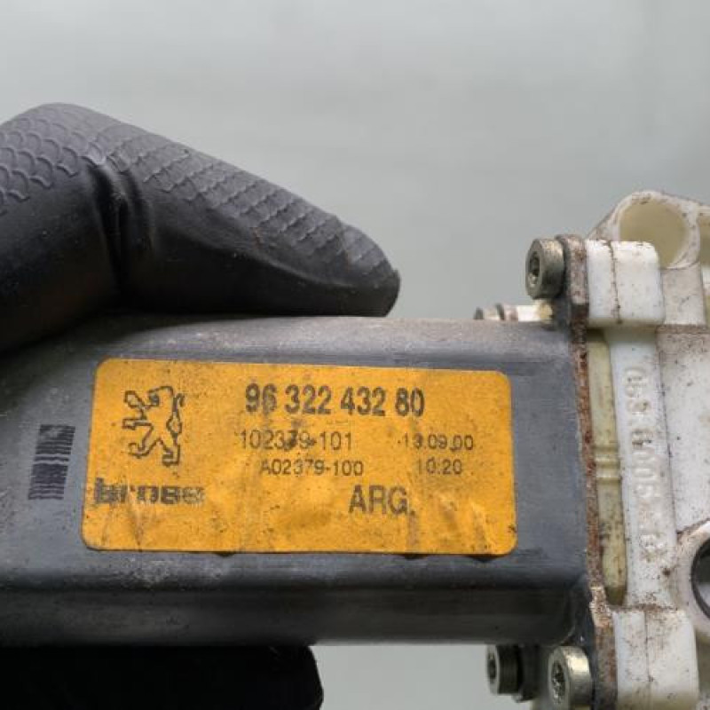 Leve vitre electrique arriere gauche PEUGEOT 607 Photo n°8