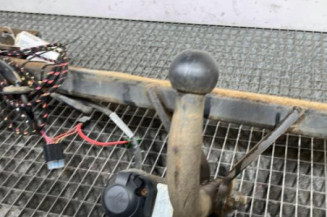 Attelage (boule de remorquage) PEUGEOT 208 1