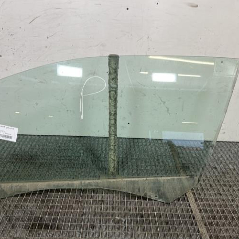 Vitre avant gauche PEUGEOT 208 1 Photo n°1