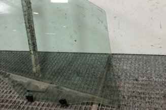 Vitre avant droit PEUGEOT 2008 1