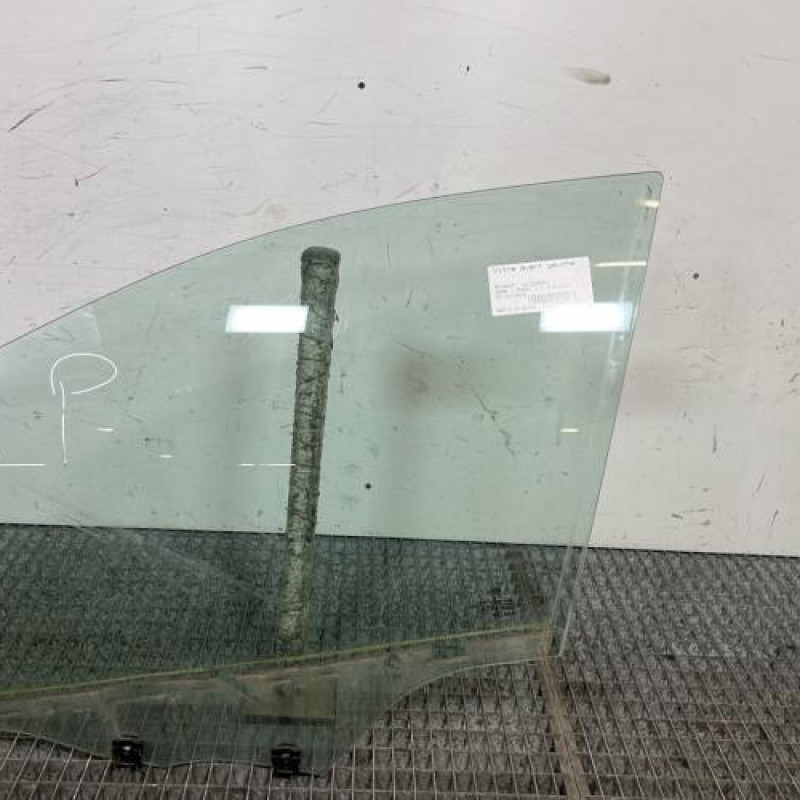 Vitre avant gauche PEUGEOT 2008 1 Photo n°1