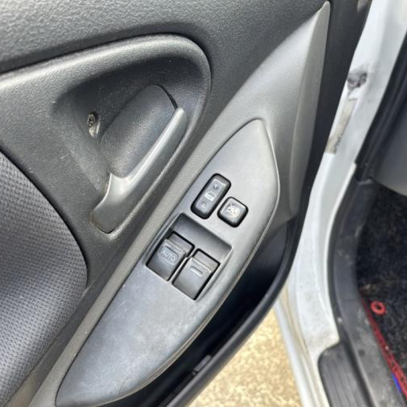 Poignee porte avant gauche TOYOTA YARIS 1 Photo n°13