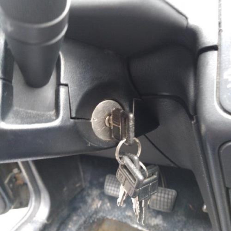 Verin de coffre PEUGEOT 205 Photo n°4