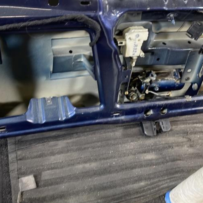 Malle/Hayon arriere VOLKSWAGEN GOLF 4 Photo n°12