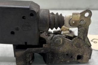 Serrure avant droit PEUGEOT 205