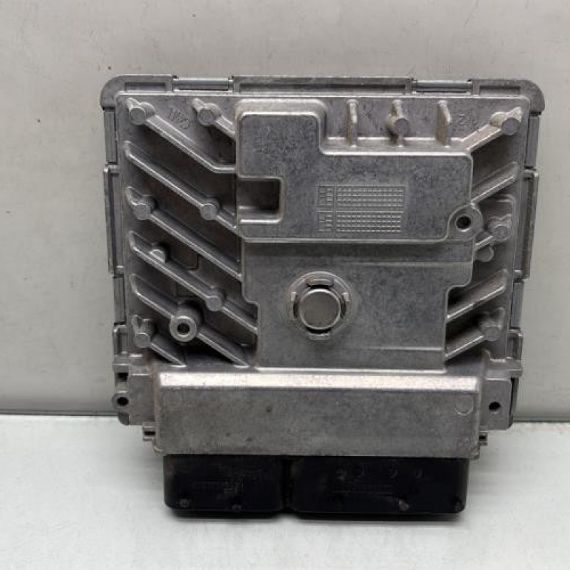 Calculateur moteur VOLKSWAGEN TOURAN 3 Photo n°1