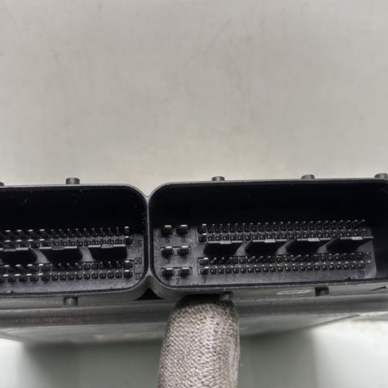 Calculateur moteur VOLKSWAGEN TOURAN 3 Photo n°4