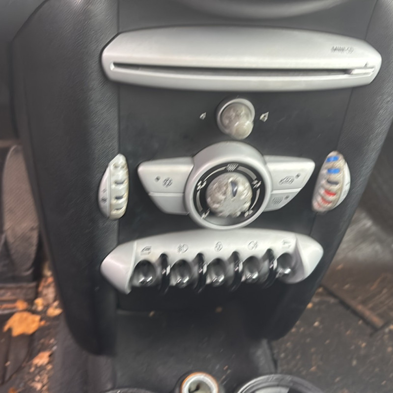 MINI MINI 2 R55 CLUBMAN PHASE 1 BREAK 1.6D - 16V TURBO COOPER D Photo n°17